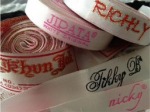 satin ป้ายซาตินทอพื้นดำ ดิ้นเงิน - ผลิตป้ายติดเสื้อ - ปริ๊นซ์ ครีเอชั่น