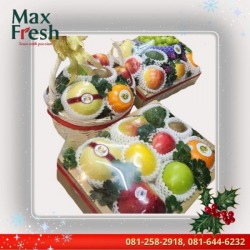 Arrange fruit baskets